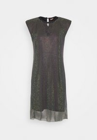 Černé síťované šaty s fitted siluetou, krátkými rukávy a kulatým výstřihem. Obsahují zadní výřez ve tvaru klíče a plynulou texturu.