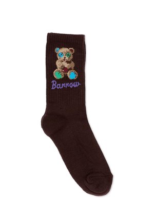 Calcetín marrón oscuro con un diseño de osito de peluche tejido que incluye parches azules y verdes y texto púrpura "Barrow" debajo del oso.