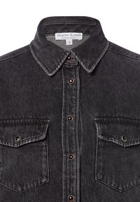 Schwarzes, ausgewaschenes Denimhemd mit spitzem Kragen, Druckknöpfen auf der Vorderseite und zwei Brusttaschen mit Klappe und Druckknöpfen.