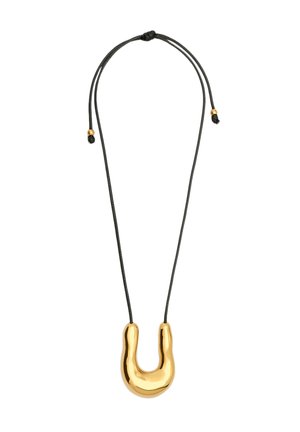 Gouden pendant ketting met een U-vormig ontwerp, hangt aan een zwarte koord. De hanger heeft een gladde, glanzende oppervlakte.