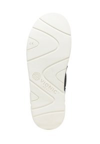 Die Vionic Strand-Sandale hat eine Sohle aus weißem Gummi mit einer strukturierten Oberfläche und einem Zickzack-Muster, die mit dem "VIONIC"-Logo versehen ist.
