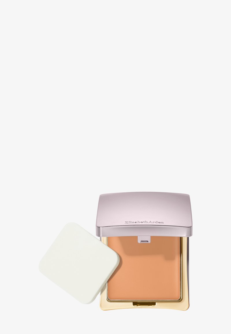 Kompakte Puderfoundation mit einem hellrosa Deckel, beiger Puder innen und einem weißen quadratischen Make-up-Schwamm daneben.