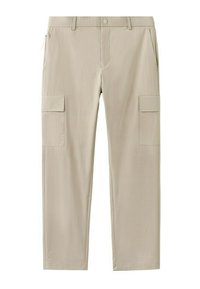 Pantalon cargo beige à jambes droites avec passants de ceinture, bouton et fermeture éclair devant, poches latérales à rabat et poches inclinées pour les mains.