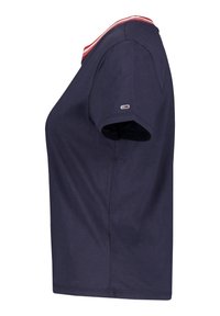 Námořnické tričko s krátkým rukávem a červenobílým pruhovaným límečkem, vyrobené z bavlny, s malým logem na levém rukávu.