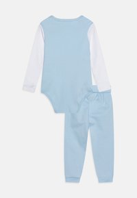 Guess NEW BORN PANTS UNISEX SET - Vauvalahja - frosted blue