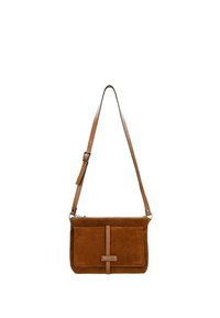 Borsa a tracolla in suede marrone con tracolla in pelle regolabile, dotata di un pattina frontale e due tasche anteriori, decorata con un accento in pelle.