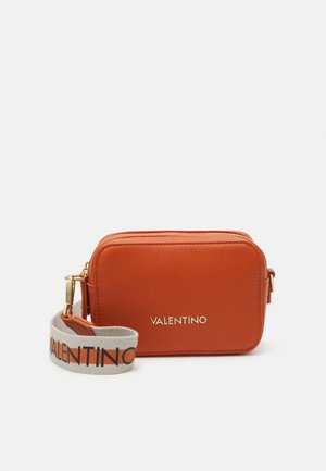 Pequeño bolso rectangular naranja Valentino con cremallera dorada, logo dorado en el frente y correa blanca desmontable con la marca Valentino.