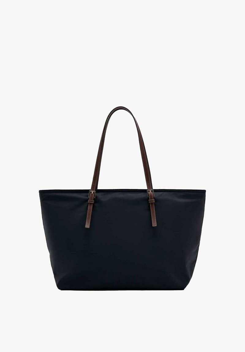 Sac cabas noir avec une finition lisse et deux longues sangles d'épaule en cuir marron avec des détails de boucle.