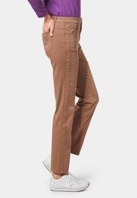 GOLDNER TRAGEANGENEHME CARLA MIT GLÄNZENDER OBERFLÄCHE - Broek - milk coffee
