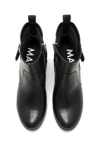Botines de piel negra con acabado suave, detalles de cremallera y forro de tela. Cuentan con un tacón bajo y una tira para facilitar su colocación.