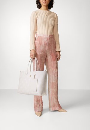 Tommy Hilfiger, ICONIC TOTE MONO - Shopping Bag - sugarcane