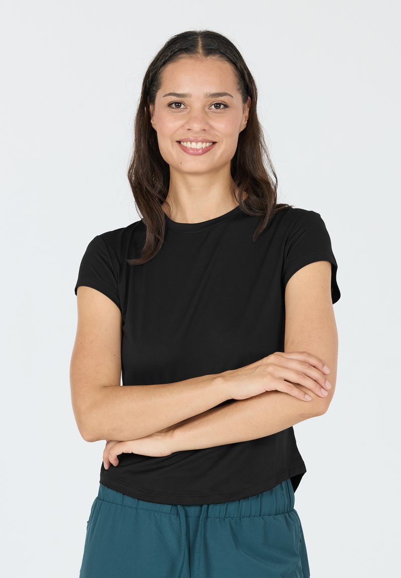 Schwarzes, kurzärmliges Sportoberteil mit rundem Ausschnitt, glatter Textur und lockerer Passform, kombiniert mit türkisfarbenen, elastischen Hosen.