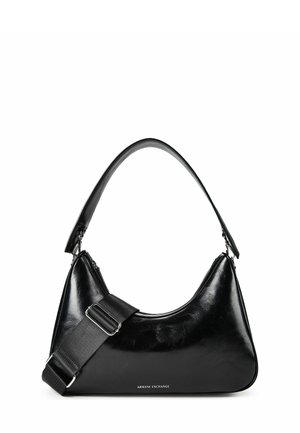 Bolso de hombro de cuero negro con una correa ancha ajustable y un asa más pequeña, con la marca "Armani Exchange" en texto blanco pequeño.