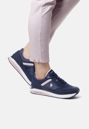 Sneaker blu navy con un mix di tessuti lisci e testurizzati, dettagli rosa, chiusura con lacci e logo dettagliato sul lato e sulla suola.