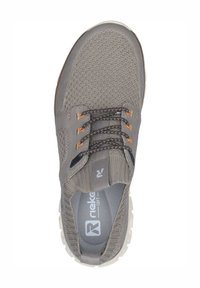 Zapatilla deportiva gris con parte superior de punto texturizado, ojales a juego, cordones oscuros y suela clara. Logotipo de la marca visible en la plantilla.