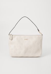 Sac à main blanc Guess avec motif floral et logo en relief, fermeture éclair dorée et une seule bandoulière noire sur fond uni.