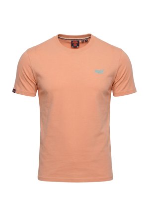 T-shirt arancione chiaro a maniche corte con scollo tondo, piccolo logo Superdry blu sul petto e etichetta del marchio sulla manica sinistra.