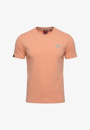 T-shirt arancione chiaro a maniche corte con scollo tondo, piccolo logo Superdry blu sul petto e etichetta del marchio sulla manica sinistra.