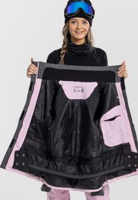Skijacke mit grauem Äußeren, pinkem Innenfutter und schwarzen Akzenten. Enthält Taschen und einen Reißverschluss, mit einer glatten Textur.