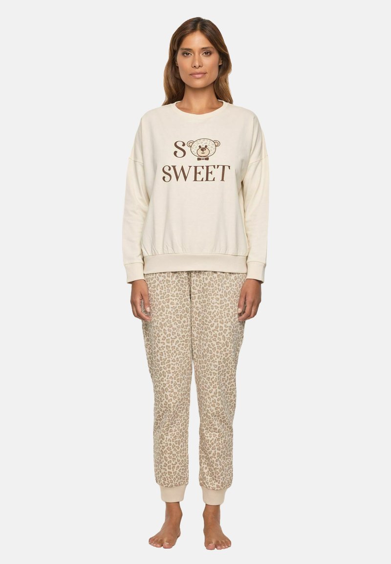 Felpa crema con testo "SO SWEET" e grafica di un orso; abbinata a pantaloni tuta beige con stampa leopardata. Entrambi realizzati in tessuto morbido.