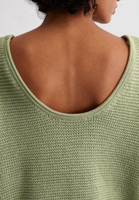 Hellgrüner gestrickter Pullover mit breitem, rundem Rückenausschnitt und strukturiertem, atmungsaktivem Stoff. Keine sichtbaren Hardwareelemente oder Muster.