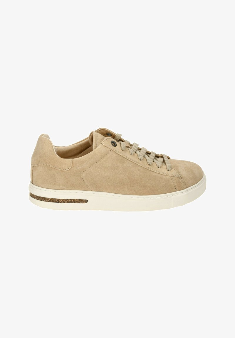 Sneakers beige in suede con design a metà altezza, colletto imbottito, punta rotonda e suola in gomma bianca testurizzata con una striscia decorativa.