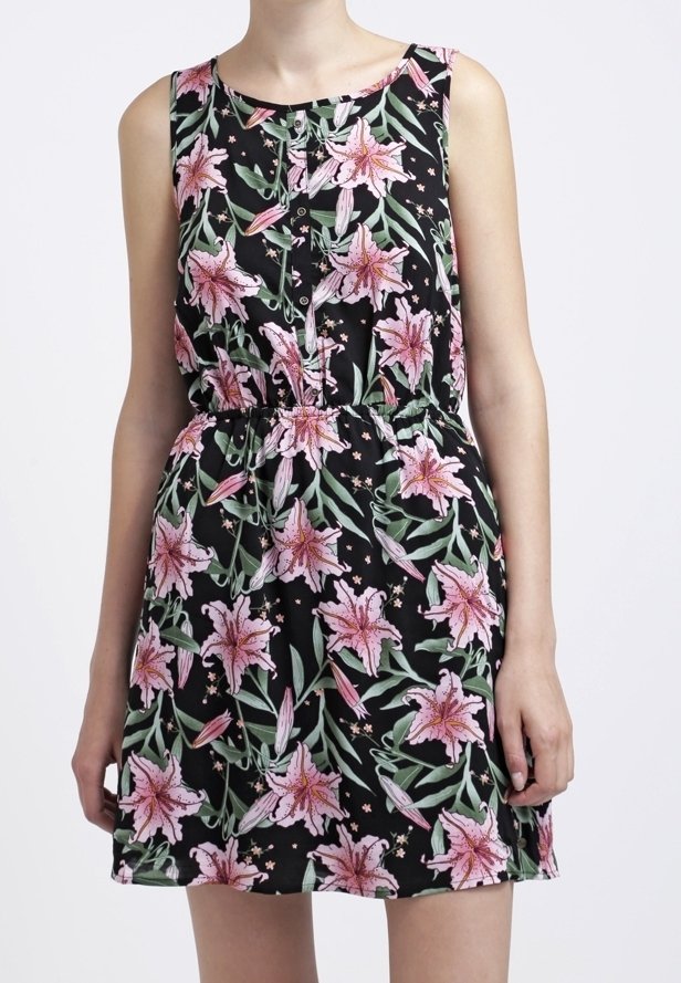 Robe fleurie avec un fond noir, présentant des lys roses et des feuilles vertes, sans manches, avec une taille froncée et un détail de bouton.