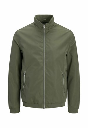 Jachetă verde măslinie pentru bărbați, cu fermoar complet frontal, guler înalt, buzunare laterale cu fermoar și manșete și tiv striate.