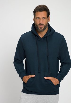Marineblå hoodie lavet af blødt stof, med hætte og snor, kængurulomme og ribbede manchetter. Glat tekstur med minimalistisk design.