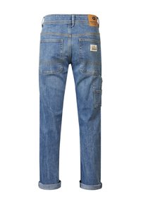 Jeans de denim azul con un diseño de pierna recta, dobladillos con vuelta y múltiples bolsillos. Presenta una etiqueta de parche de cuero en la cinturilla.