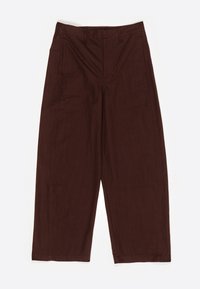 Pruunid lai jalgadega püksid, millel on vöökohad, küljetaskud ja mugav lõige, esitatud valgel taustal.