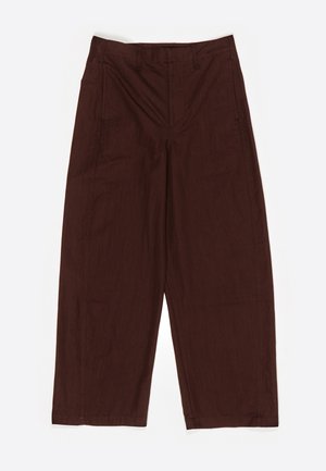 Pantalones de pierna ancha marrones con trabillas para cinturón, bolsillos laterales y un corte relajado, exhibidos sobre un fondo blanco.