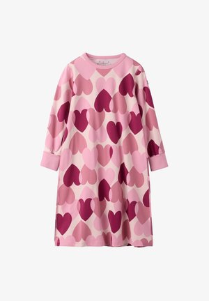 Roze jurk met lange mouwen, versierd met overlappende harten in verschillende maten, in tinten roze en bordeauxrood, gemaakt van een zachte, rekbare stof.