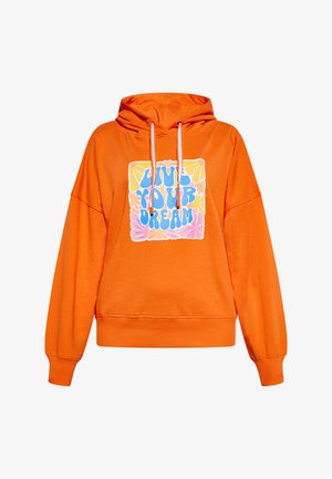 Pomarańczowa bluza z kapturem z nadrukiem na przedzie, który głosi "ŻYJ SWOIM SNEM" z kwiatowymi akcentami. Materiał wydaje się miękki i ma luźny krój.