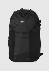 Sac à dos noir avec une finition texturée, comprenant une poche avant, des bretelles réglables et un petit patch logo. Fermeture zippée et poches latérales en mesh.