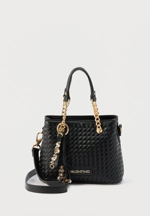 Zwarte gevlochten leren Valentino handtas met gouden kettinghandvatten, afneembare schouderriem en decoratieve merkbedel met kralen.