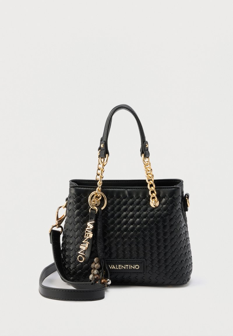 Črna usnjena pletena torbica Valentino z zlatimi ročaji iz verige, odstranljivim ramo pasom in okrasnim obeskom z znamko ter perlicami.