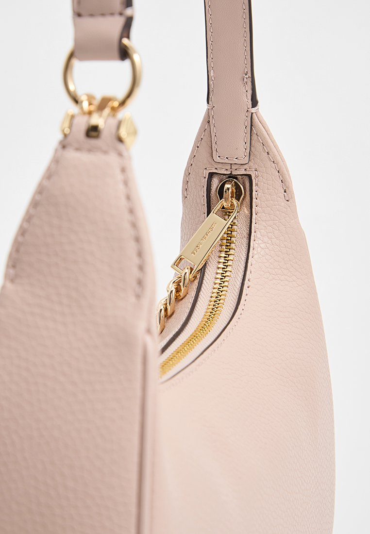 Hellrosa Handtasche aus Leder mit strukturiertem Finish, goldener Reißverschluss und Beschlägen, mit einer Kettenakzentuierung und einem Schulterriemen.