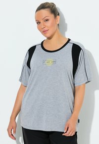 Graues Kurzarm-T-Shirt mit schwarzen Akzenten, rundem Ausschnitt und gelbem Schriftzug "LIFT DROP REPEAT". Weicher Stoff mit lockerem Schnitt.