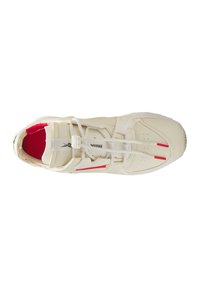 Basket blanc avec des accents rouges, dotée d'un dessus texturé, d'un système de laçage unique et de sections perforées pour la respirabilité.