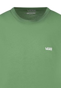 T-shirt in cotone verde con vestibilità classica. Presenta un collo a giro e un piccolo logo bianco Vans sul lato sinistro del petto. Tessuto morbido e liscio.