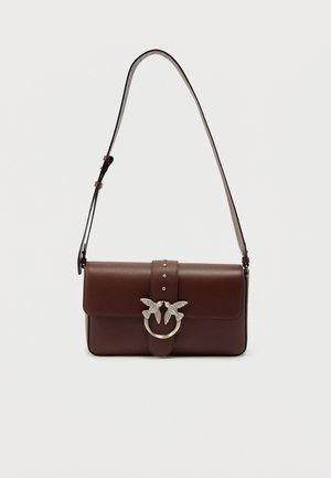 Tumepruuni nahast õlakott reguleeritava rihma, klapikinnituse ja kahe linnu kujutisega hõbedase rõngasklambriga.