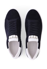 Navy Suede Sneakers verfügen über eine weiße Gummisohle, eine runde Zehenpartie und dekorative Kristallakzente an der Zunge. Mit Schnürverschluss für einen sicheren Sitz.