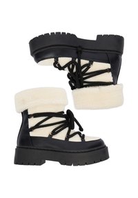 Czarne botki na platformie z grubą gumową podeszwą, z kremowym futerkiem w środku oraz czarnymi krzyżującymi się sznurówkami z boku i z przodu.