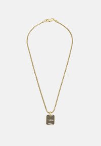 Gouden ketting met een rechthoekige zwarte hanger, met het woord "GUESS" in een vet lettertype. Gladde textuur, minimalistisch ontwerp.
