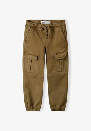 Pantaloni cargo khaki din material moale, cu talie elastică, multiple buzunare, manșete la glezne și o textură netedă.