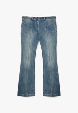 Lyseblå flagrende jeans med en falmet finish, der har fire lommer og kontrastsyede detaljer langs sømmene.