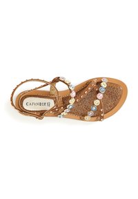 Sandalo marrone con bottoni colorati decorativi e perline, dotato di una soletta texture e cinturini sottili. Progettato per un uso casual.