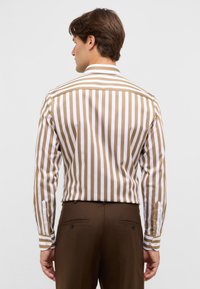 Langarmshirt met afwisselend bruine en witte verticale strepen, van katoen gemaakt, klassieke kraag, knoopmanchetten, rugpasdetail.