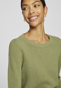 VILA VIDALO O-NECK - Stickad tröja - oil green